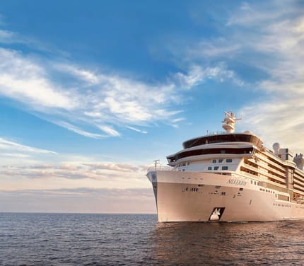 Silversea-skibet Silver Ray på roligt hav badet i gyldent aftenlys