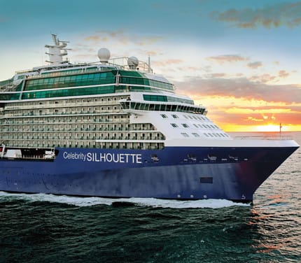 Celebrity Silhouette krydstogtskib sejler i solnedgangslys på åbent hav