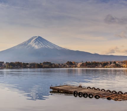 Mount Fuji bjerget spejler sig i Kawaguchi s&oslash;en med tr&aelig;bro i forgrunden, Japan