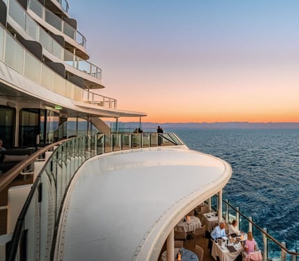Udendørsrestaurant La Terrazza på Silver Nova med havudsigt ved solnedgang