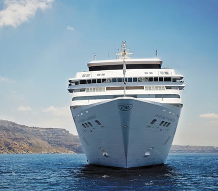 Krydstogtskibet Seven Seas Mariner for anker ud for en dramatisk kystlinje