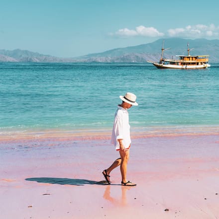 Indonesien Komodo Island Pink Beach Mand Går På Strand