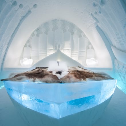 seng med rensdyrskind på ishotellet