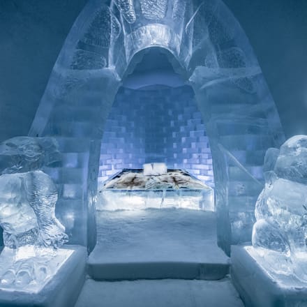 værelse på ishotellet med isskulpturer