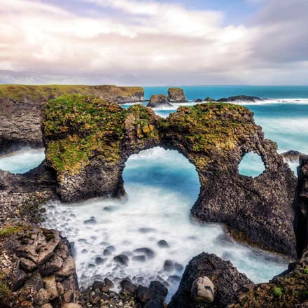 iceland snaefellsnes garklettur stenbro arnarstapi sommer