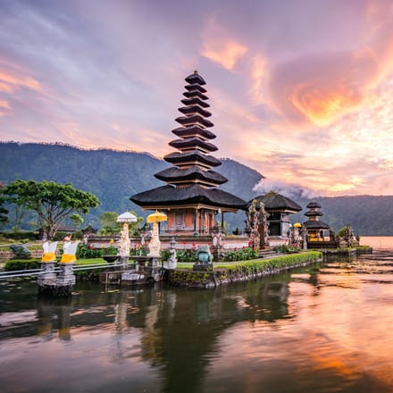 tempel på bali i solnedgang