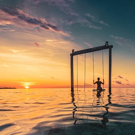 Indonesien gili lombok kvinde gynge vandet ved solnedgang p&aring;