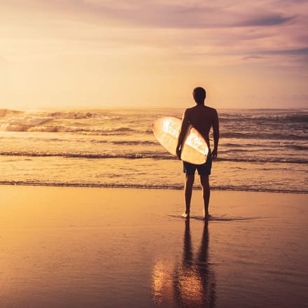 Indonesien gili lombok surfer staar med surfbraet kigger vandet p&aring;