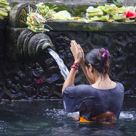 kvinde i hellig vand på bali