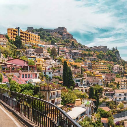 taormina-med-udsigt-over-byen