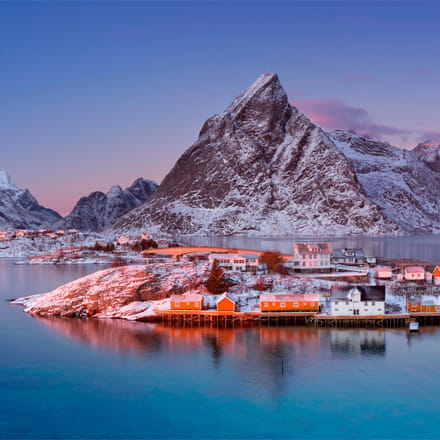 Norge landsbyen reine set fra kysten scaled