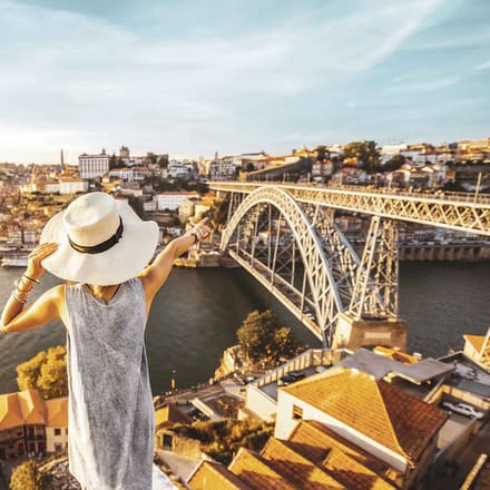 Kvinde kigger udover byen Porto i Portugal