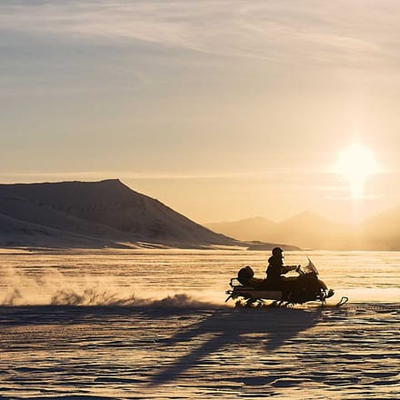 Svalbard barentsburg snescooter