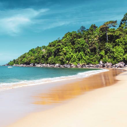 bl&aring; himmel og dejlig strand khao lak thailand