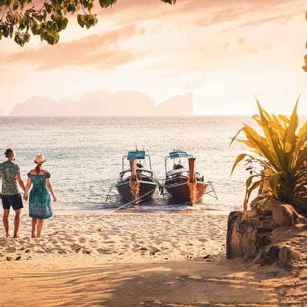 Par står og kigger på solnedgang på øen Phi Phi i Thailand