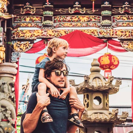 far og søn på sightseeing i phuket