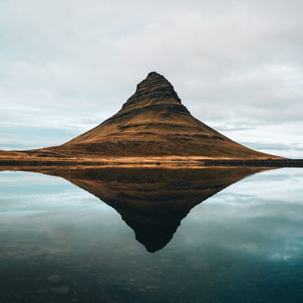 Island, Kirkjufjell, som spejles i søen