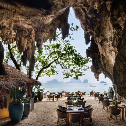 restaurant the grotto under klippe i thailand