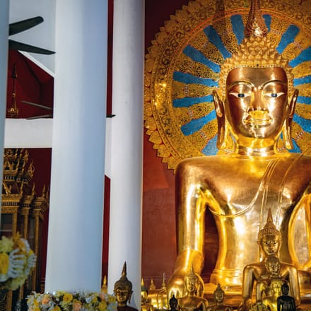 stor gylden buddhastatue i wat phra singh templet i chiang mai i nordthailand