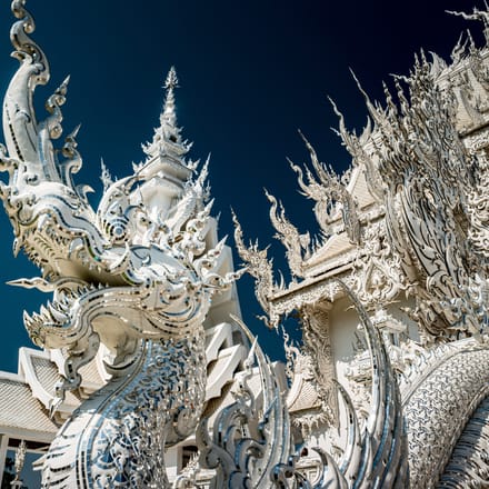 stor drageskulptur p&aring; det hvide tempel wat rongkun i chiang rai i nordthailand