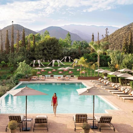 Marokko atlas kasbah tamadot pool lady2 scaled