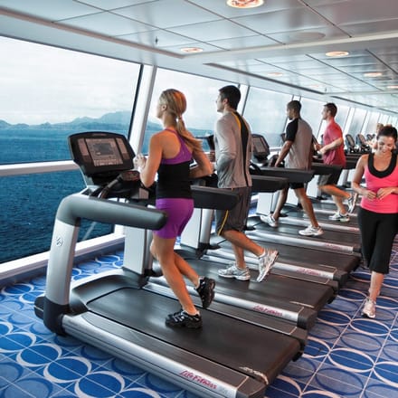 Celebrity Cruises fitnesscenter med havudsigt - moderne l&oslash;beb&aring;nd og tr&aelig;ningsmuligheder til s&oslash;s