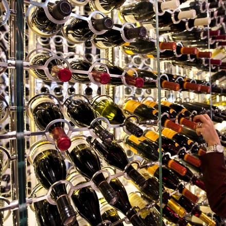 Wine Tower vink&aelig;lder p&aring; Celebrity Solstice med hundredvis af vinflasker i glashylder