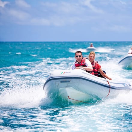 Celebrity Cruises g&aelig;ster nyder sp&aelig;ndende gummib&aring;dstur i det turkisbl&aring; vand ved St. Maarten