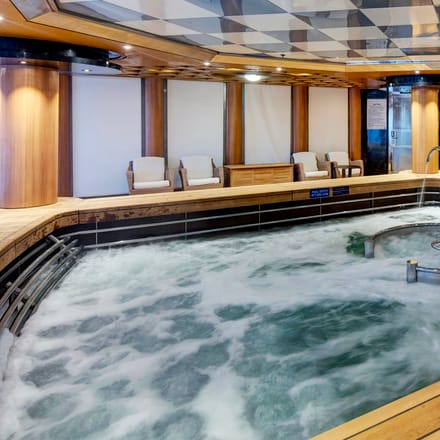 Luksuri&oslash;s Greenhouse Spa hydropool med bobler og afslapningsomr&aring;de ombord p&aring; Holland America Line Oosterdam