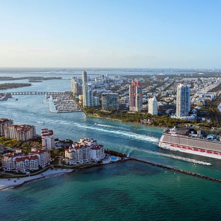 Norwegian Escape krydstogtskibet set fra luften ved Miami, Florida
