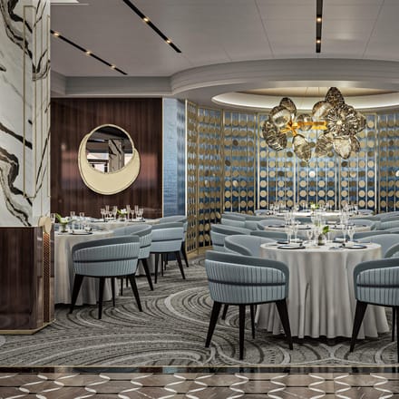 Compass Rose hovedrestaurant med runde borde, lysebl&aring; stole og krystallys
