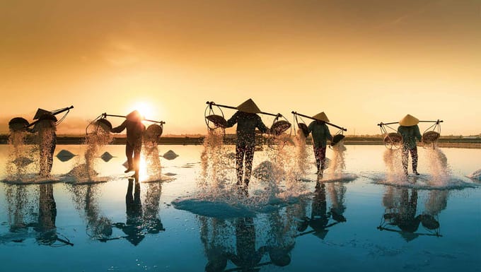 vietnamesiske fiskere i solnedgang