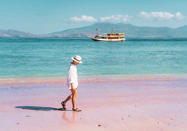 Indonesien Komodo Island Pink Beach Mand G&aring;r P&aring; Strand