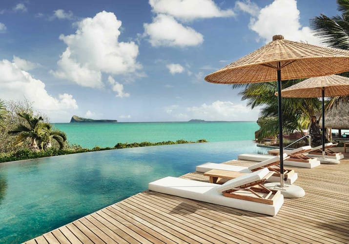 Rejser til Mauritius, Paradise Cove Boutique Hotel, Infinity-pool med udsigt til øen Coin de Mire
