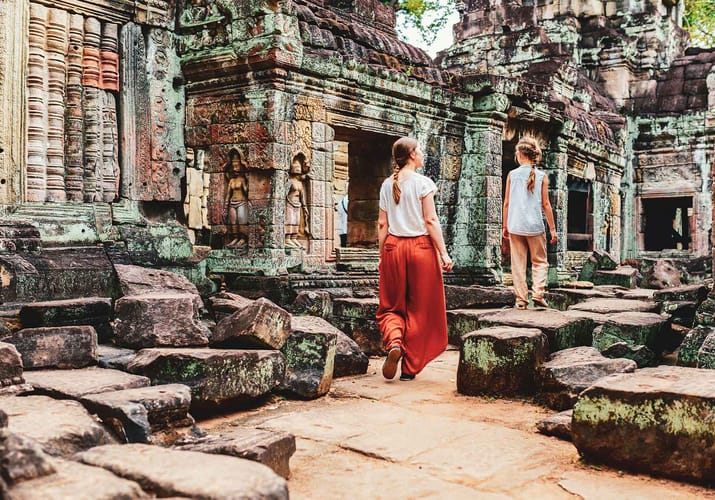 Cambodia, Siem Reap Angkor, Mor og datter kigger p&aring; tempel 