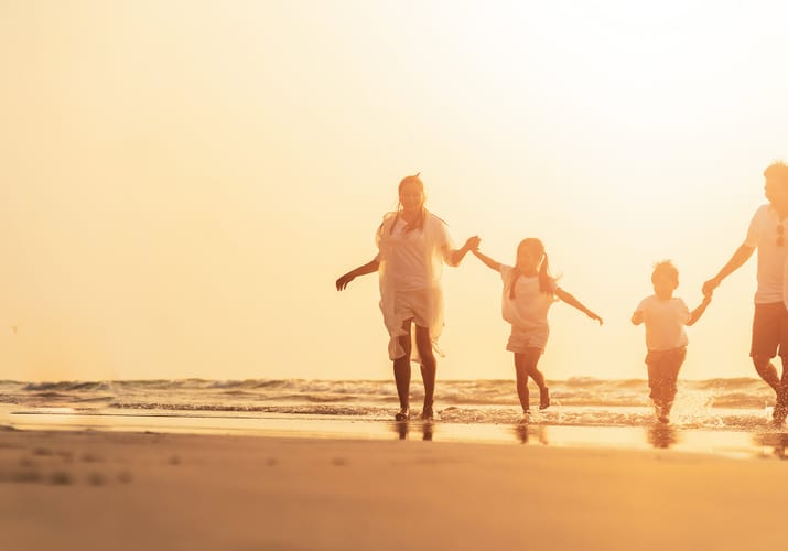 familie paa strand