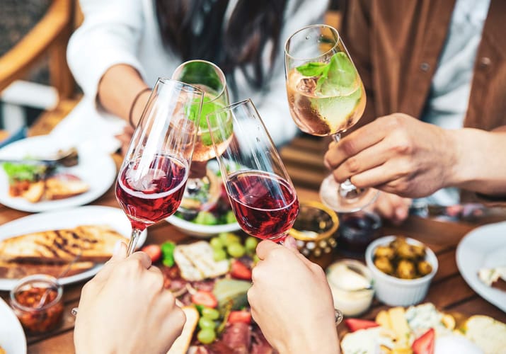 diverse gruppe skaaler med vin