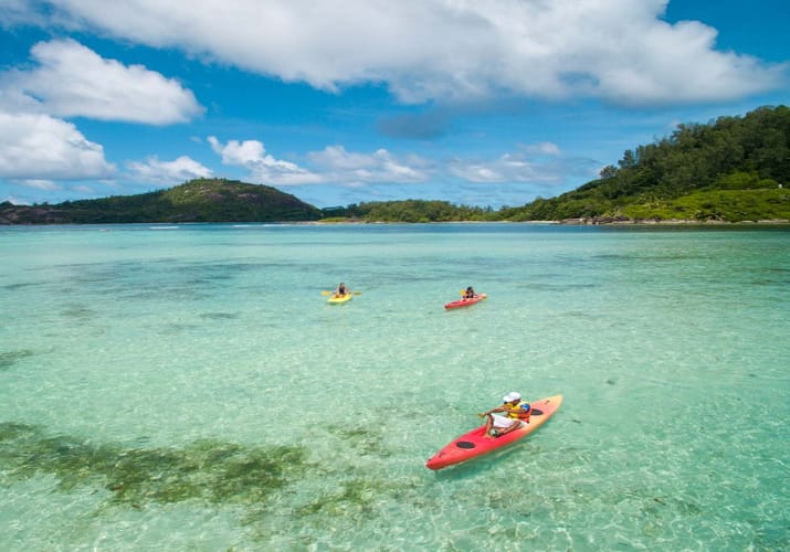 Kajak i bugten ved Constance Ephelia Resort
