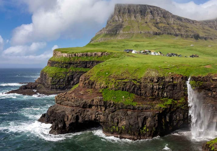 F&aelig;r&oslash;erne, Gasadalur, Vandfald, Klipper, Atlanterhavet