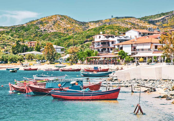 graekenland halkidiki landskab havn baade