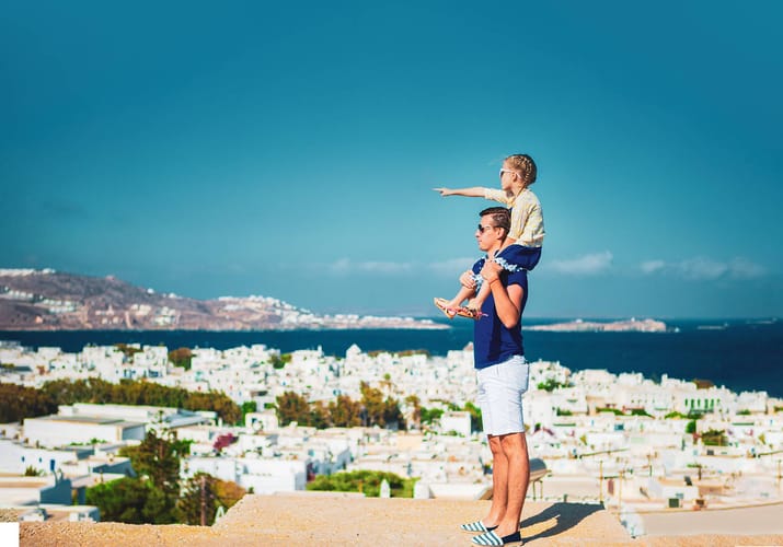 graekenland mykonos far staar med datter skuldrene kigger over på
