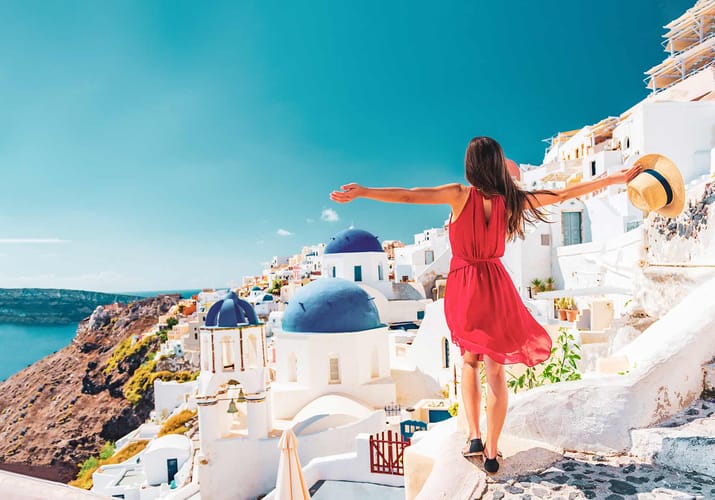 graekenland santorini staar kigger over byen kvinder