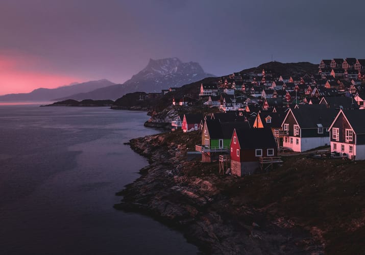 Gr&oslash;nland nuuk solnedgang ved kysten huse