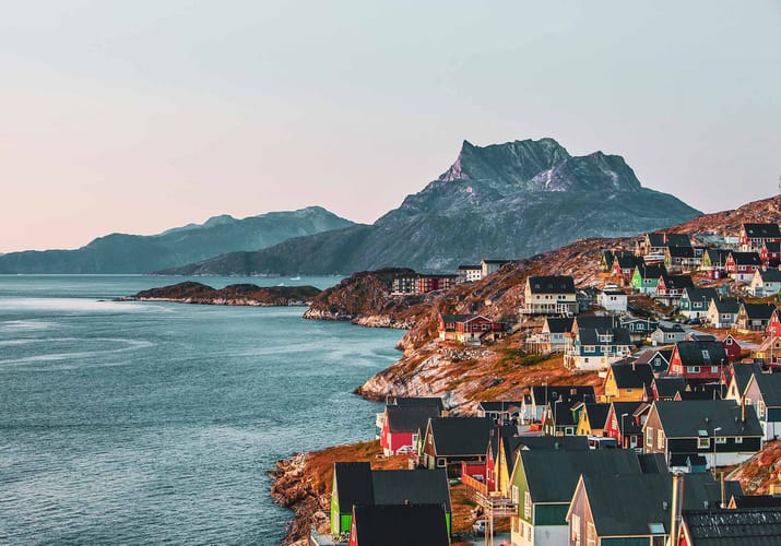 Gr&oslash;nland nuuk udsigt solnedgang over bjerglandskab baggrunden