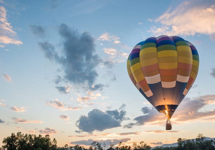 Profil Rejser - Erhvervs- og grupperejser - luftballon svæver ved solnedgang