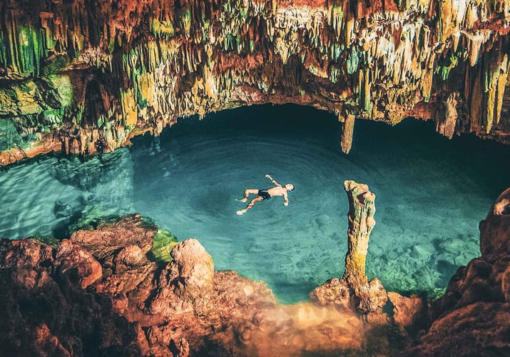 Indonesien flores rangko cave mand svoemmer grotte