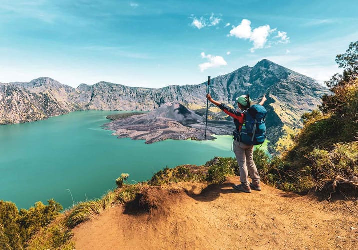 Indonesien lombok rinjani bjerg backpacker staar kigger over landskab