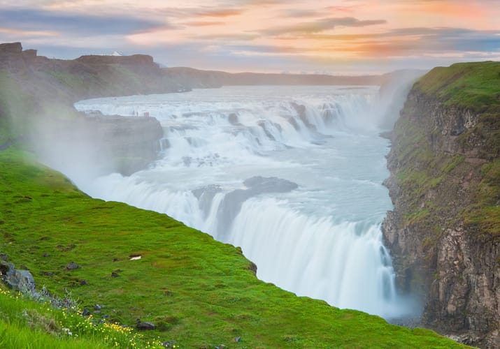 Island gullfoss vandfald solnedgang scaled