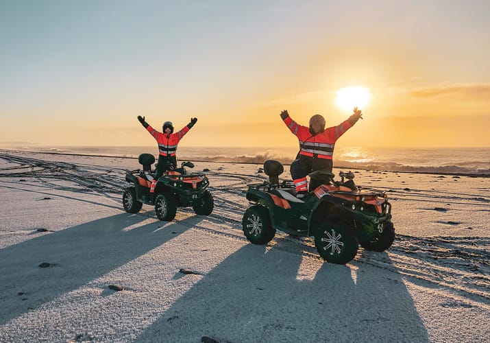 p&aring;-tur-med-atv-i-solnedgang