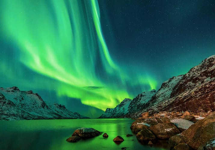 Nordlys over vand p&aring; Island